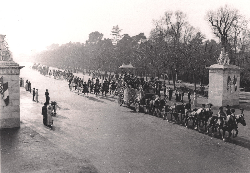 El Paseo de coches de El Retiro en -El fabuloso mundo del circo-