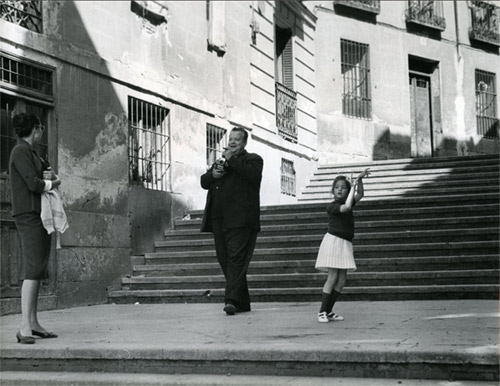Orson Welles con su mujer Paola Mori y su hija Beatrice Welles en la travesía del Nuncio en Madrid, hacia 1960. Fotógrafo no identificado (Agence Gaceta). © Courtesy Galerie Lumière des roses