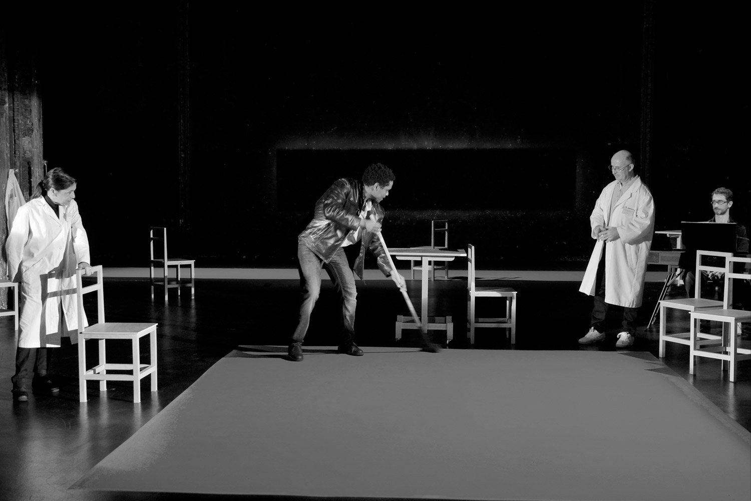 THE VALLEY OF ASTONISHMENT (EL VALLE DEL ASOMBRO) / Peter Brook y Marie-Hélène Estienne / Théâtre des Bouffes du Nord