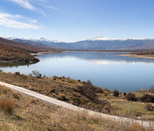 Lago al pie de cumbres nevadas