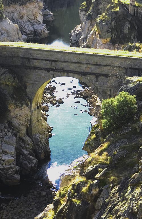 Un paso sobre el desfiladero