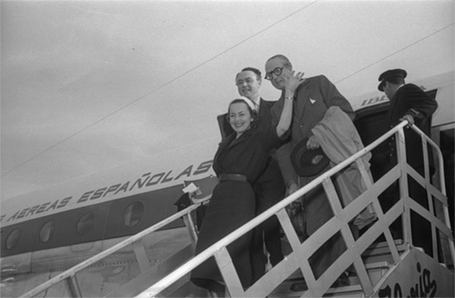 Olivia de Havilland aterriza en Madrid para el rodaje de La princesa de Éboli (That Lady, Terence Young). 29 de mayo, 1954. Fondo fotográfico Gerardo Contreras. Archivo Regional de la Comunidad de Madrid